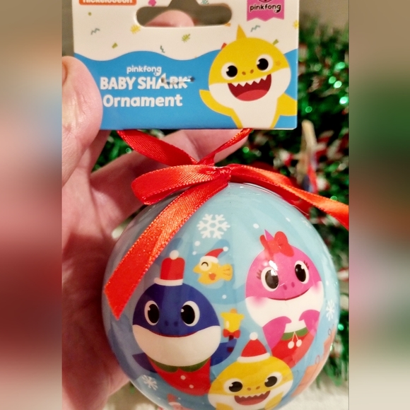 New 2 pc Nickelodeon Baby Shark Mommy Shark & Daddy Shark Christmas Ornament Set - Picture 5 of 5